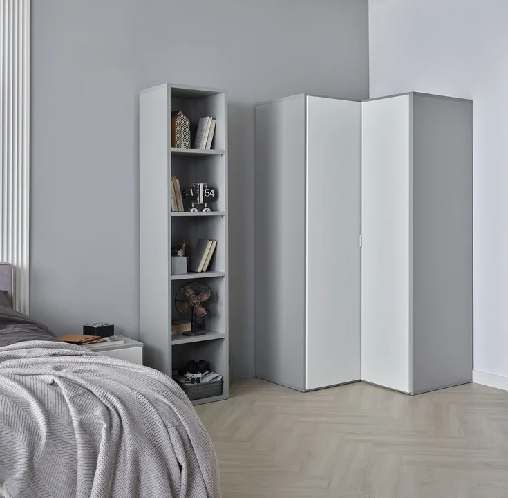 Minimalistyczna sypialnia w odcieniach szarości i bieli.